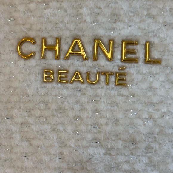 CHANEL White and Gold Laptop Case - Picture 4 of 8